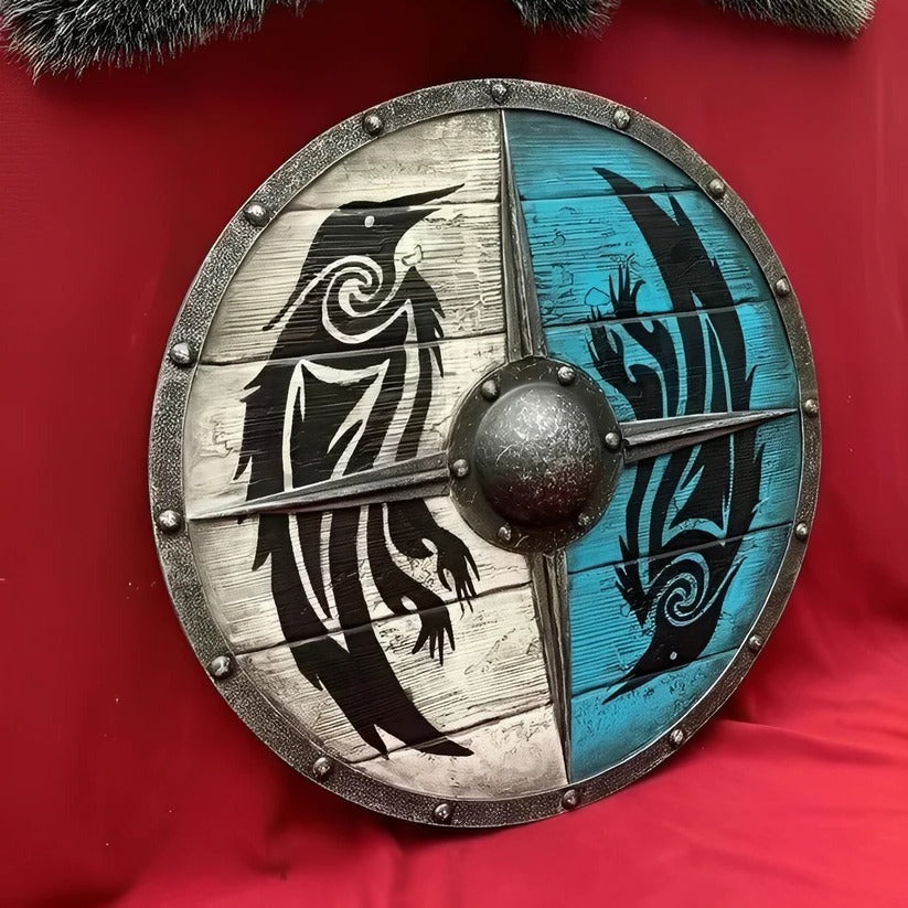 Scudo rotondo in legno in stile medievale con molteplici motivi decorativi