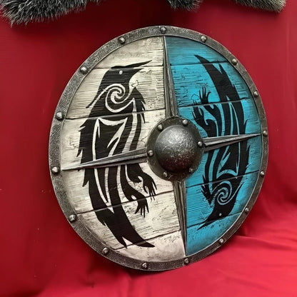 Scudo rotondo in legno in stile medievale con molteplici motivi decorativi