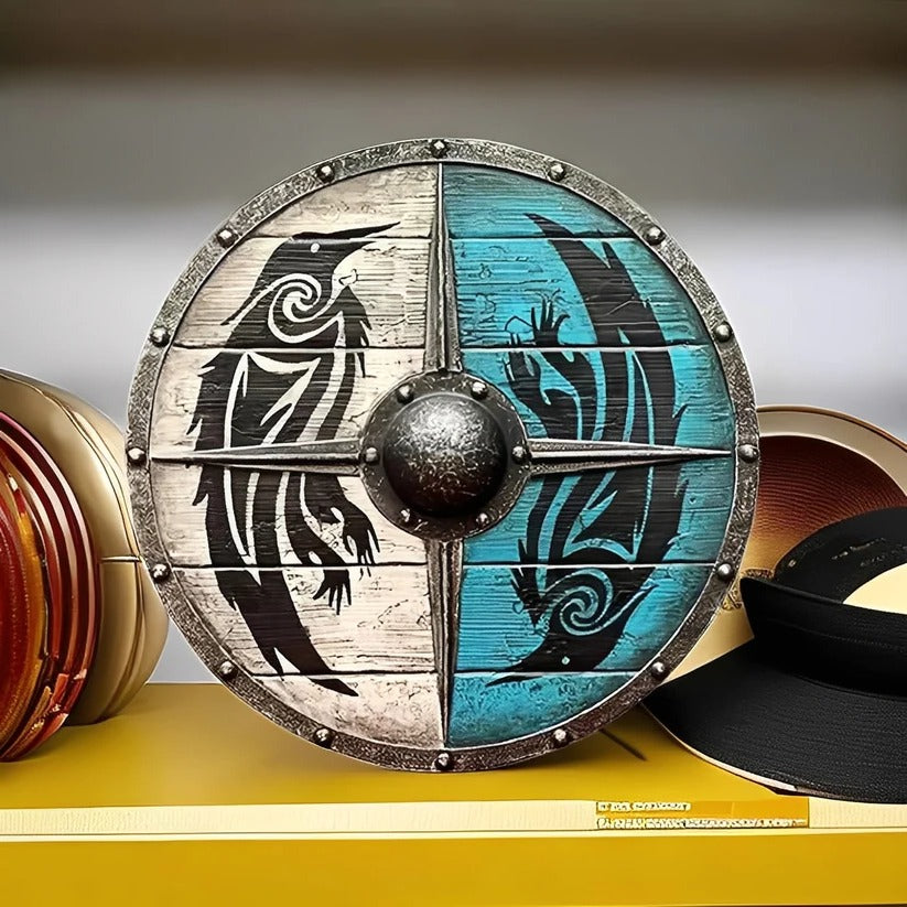 Scudo rotondo in legno in stile medievale con molteplici motivi decorativi