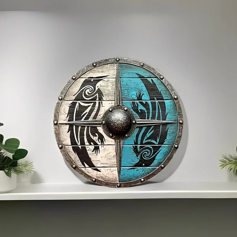 Scudo rotondo in legno in stile medievale con molteplici motivi decorativi