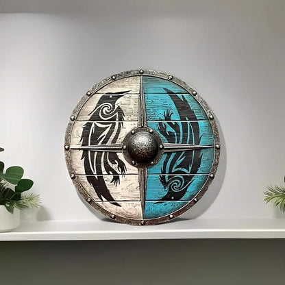 Scudo rotondo in legno in stile medievale con molteplici motivi decorativi