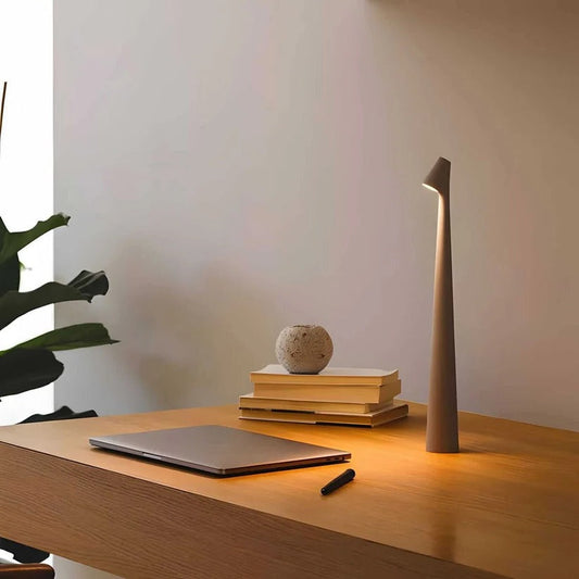 Lampada da tavolo in alluminio regolabile, alimentata via USB, con base ricaricabile e portatile