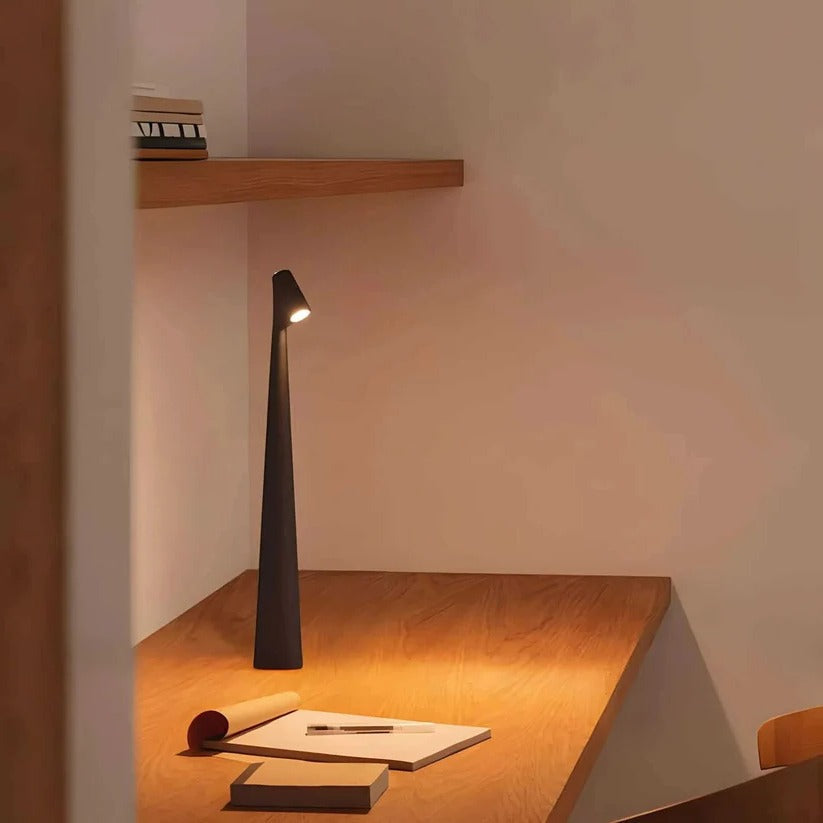 Lampada da tavolo in alluminio regolabile, alimentata via USB, con base ricaricabile e portatile