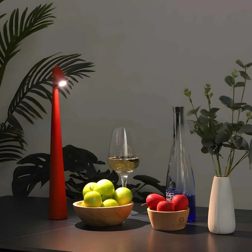 Lampada da tavolo in alluminio regolabile, alimentata via USB, con base ricaricabile e portatile