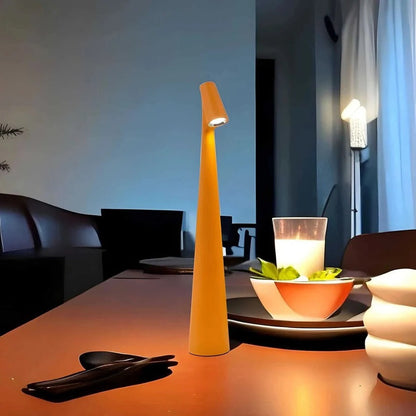 Lampada da tavolo in alluminio regolabile, alimentata via USB, con base ricaricabile e portatile