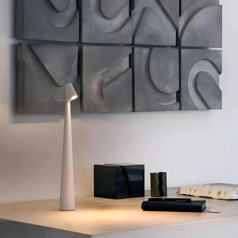 Lampada da tavolo in alluminio regolabile, alimentata via USB, con base ricaricabile e portatile