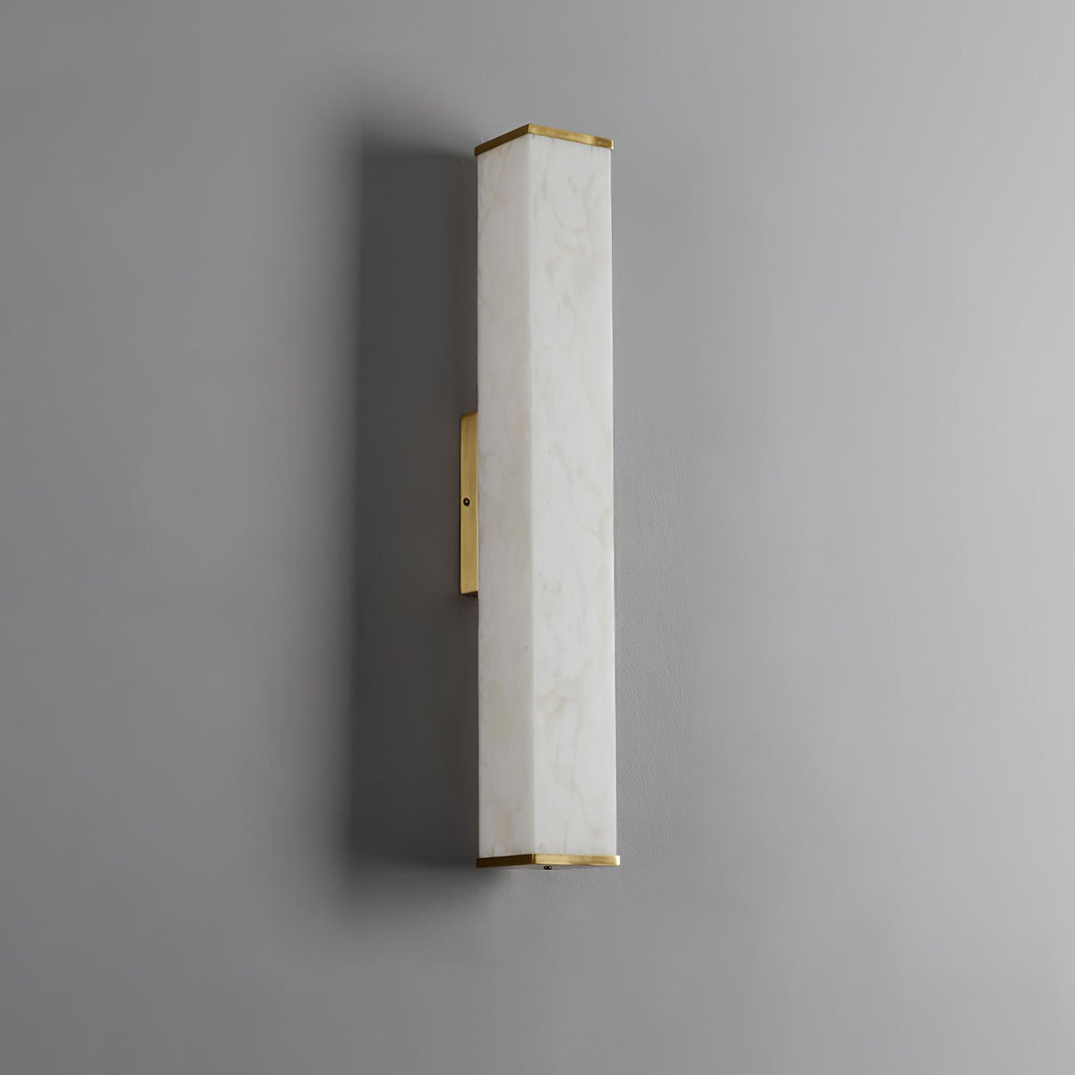 Applique a LED in ottone con paralume in alabastro per interni moderni