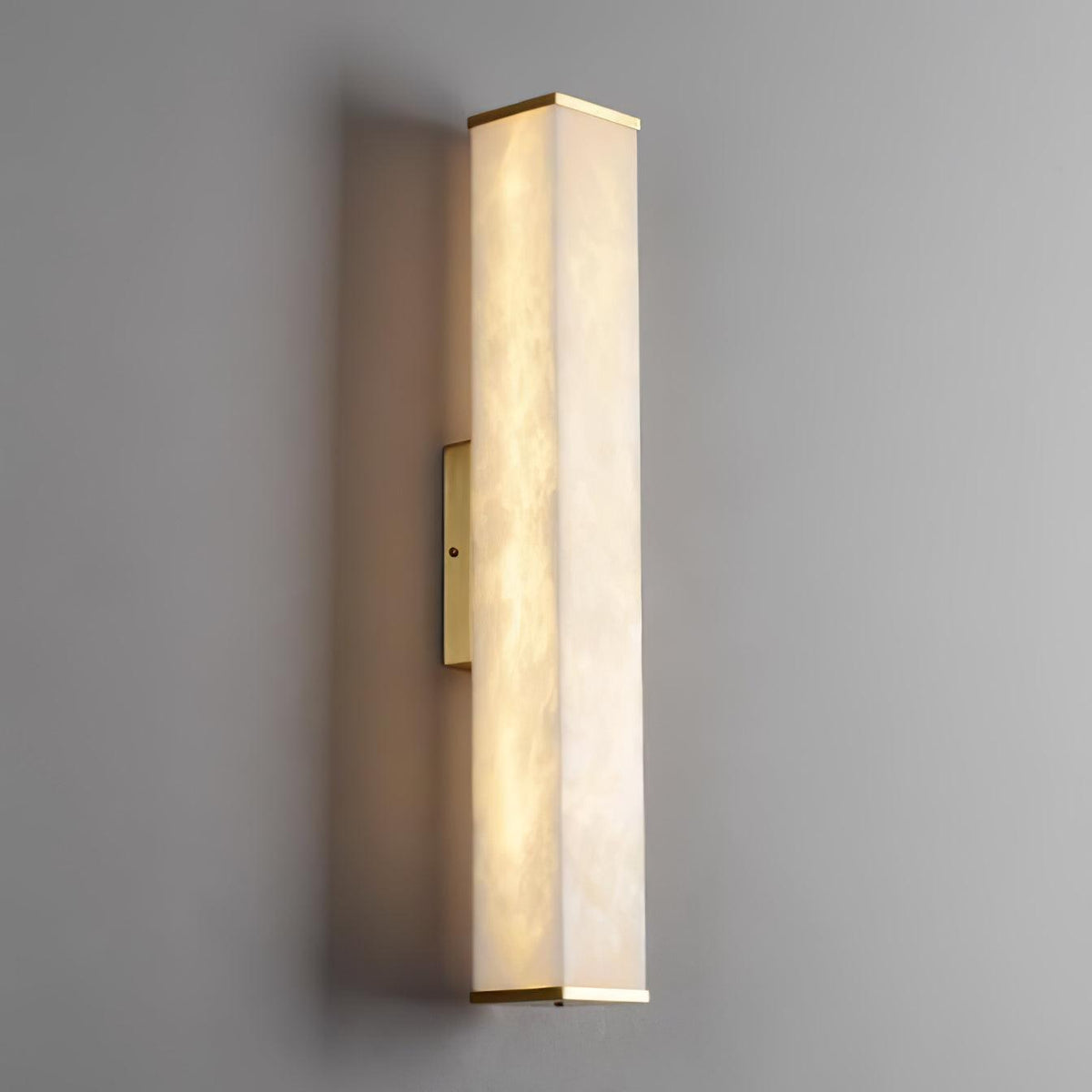 Applique a LED in ottone con paralume in alabastro per interni moderni