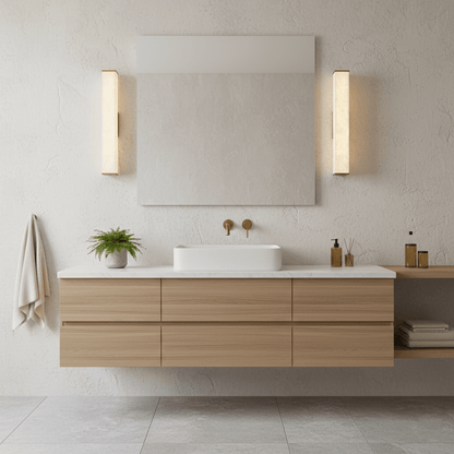 Applique a LED in ottone con paralume in alabastro per interni moderni