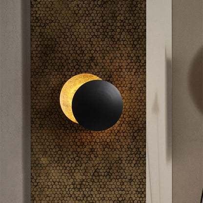 Applique da parete moderna Lunaris — struttura a dischi sovrapposti ispirata all'eclissi solare