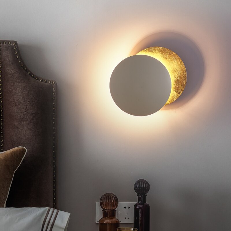 Applique da parete moderna Lunaris — struttura a dischi sovrapposti ispirata all'eclissi solare