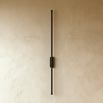 Applique lineare verticale minimalista con base rotonda