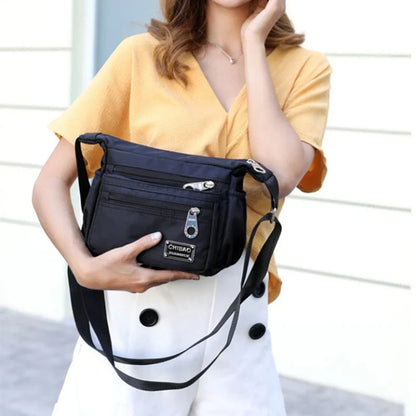 Borsa a tracolla da donna in nylon idrorepellente