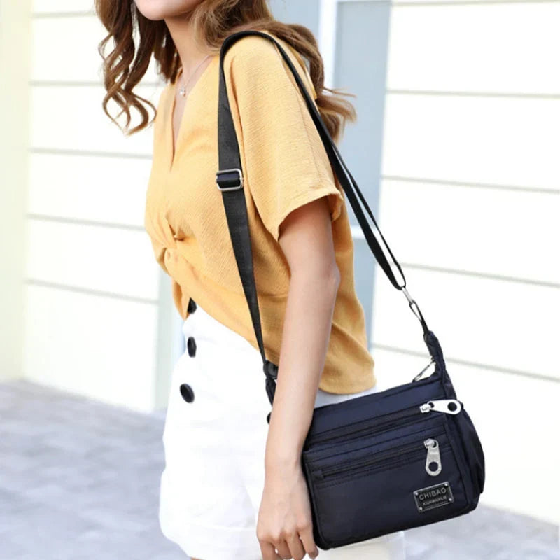 Borsa a tracolla da donna in nylon idrorepellente