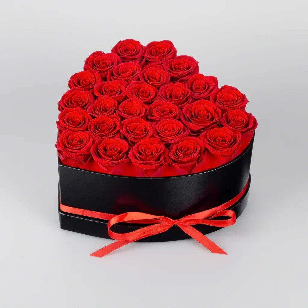 Bouquet di rose artificiali con scatola a forma di cuore