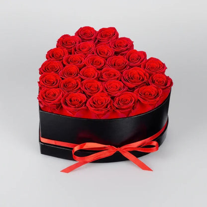 Bouquet di rose artificiali con scatola a forma di cuore