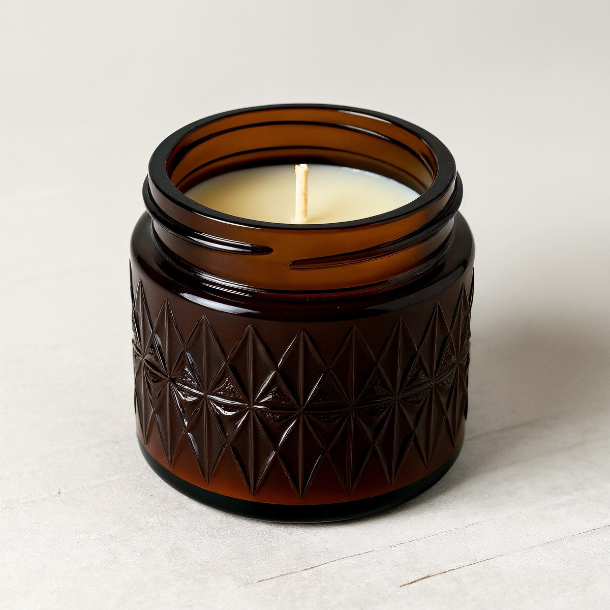 Candela di soia Cedarwood Musk — barattolo marrone scuro con texture in rilievo