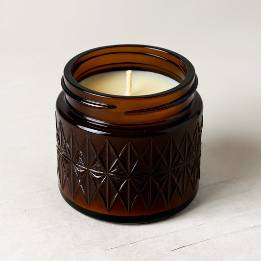 Candela di soia Cedarwood Musk — barattolo marrone scuro con texture in rilievo