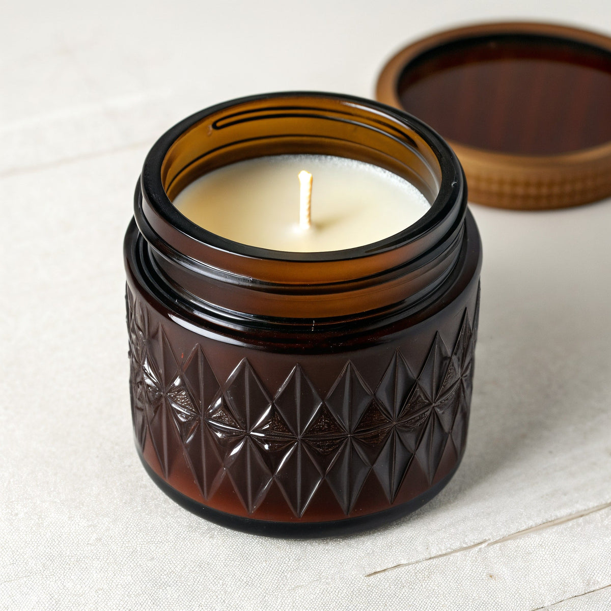 Candela di soia Cedarwood Musk — barattolo marrone scuro con texture in rilievo