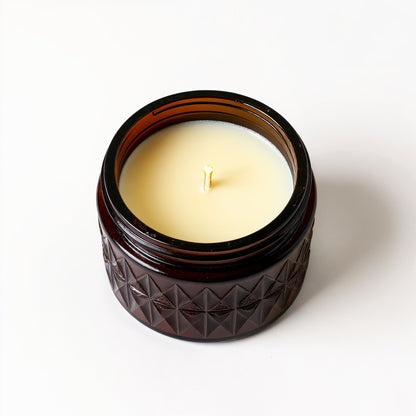 Candela di soia Cedarwood Musk — barattolo marrone scuro con texture in rilievo