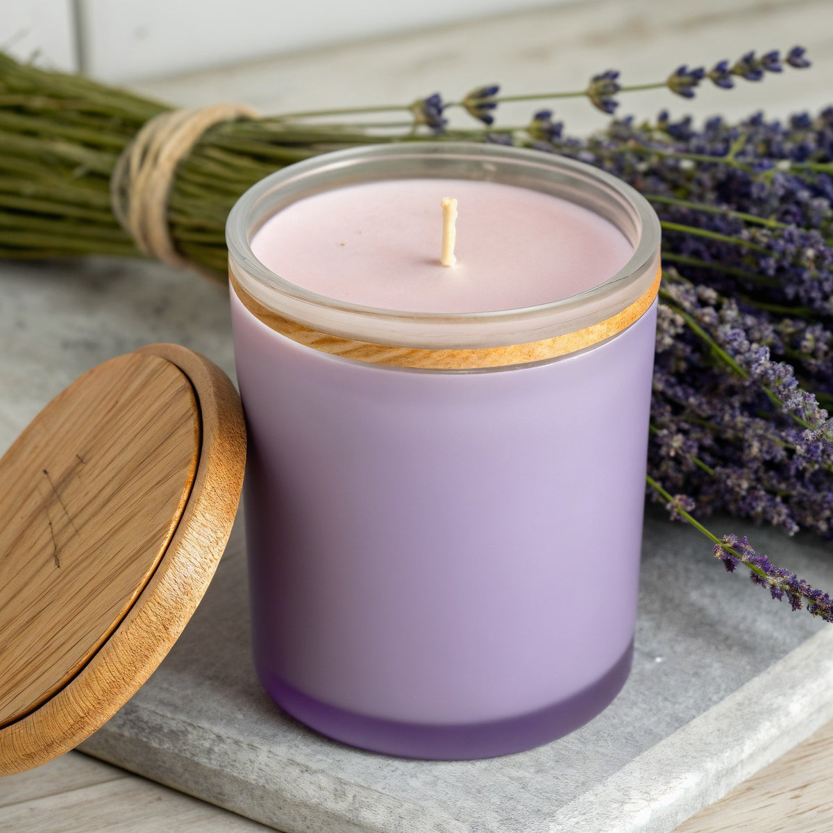Candela di soia Lavender Fields in vaso di vetro opaco