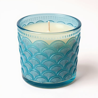 Candela di soia Ocean Mist in vasetto di vetro blu con motivo a onde