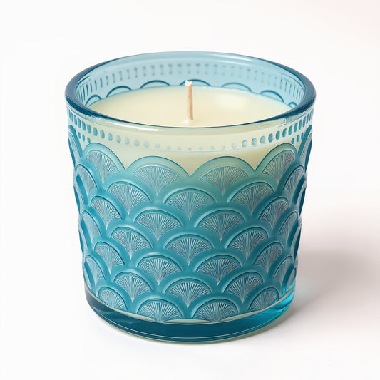 Candela di soia Ocean Mist in vasetto di vetro blu con motivo a onde