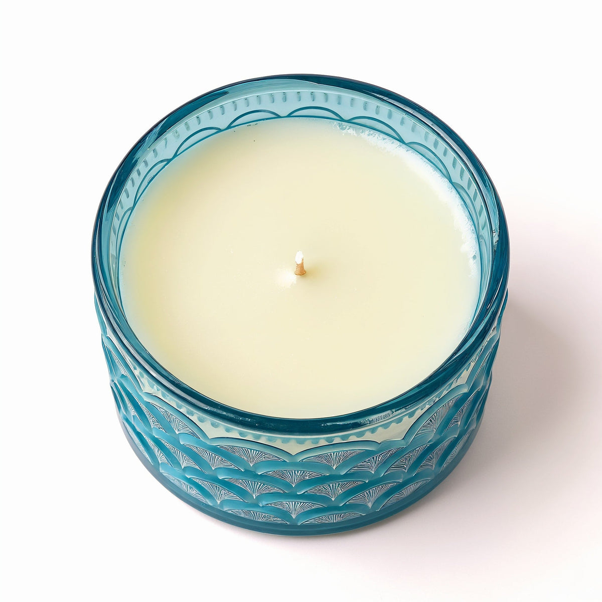 Candela di soia Ocean Mist in vasetto di vetro blu con motivo a onde