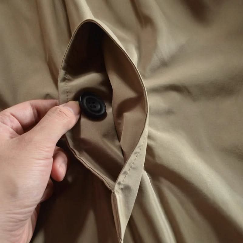 Cappotto da uomo a lunghezza media con abbottonatura frontale e collo classico