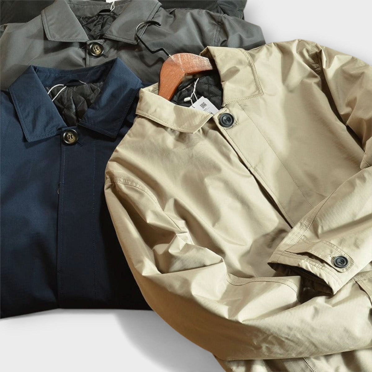 Cappotto da uomo a lunghezza media con abbottonatura frontale e collo classico