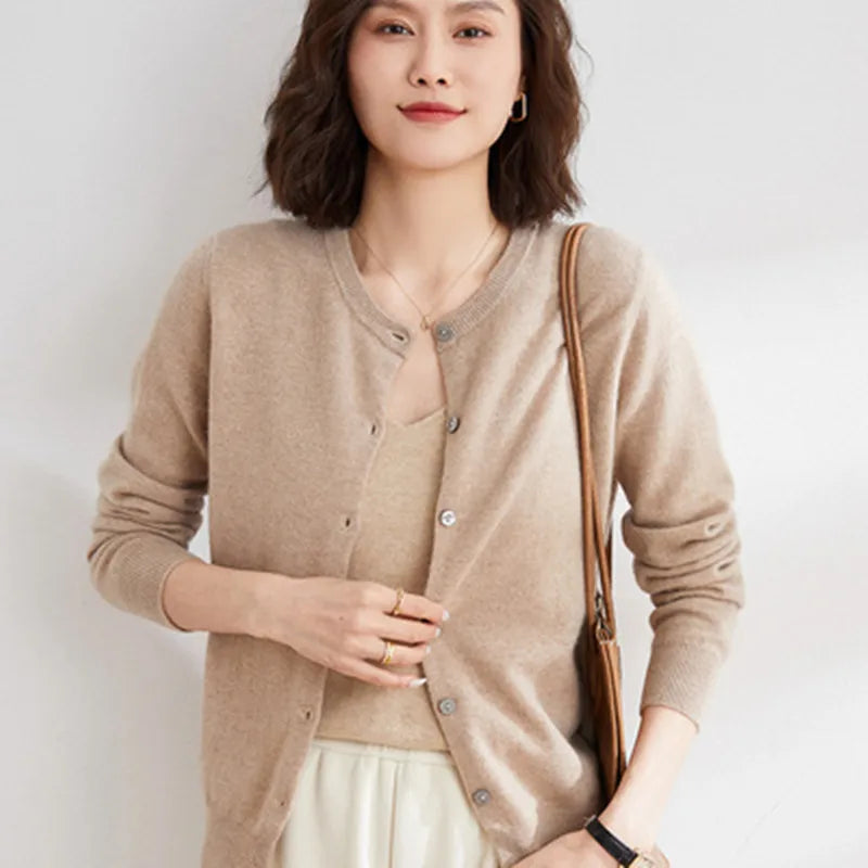 Cardigan Lyria in Cashmere a Maglia Morbida per Primavera e Autunno