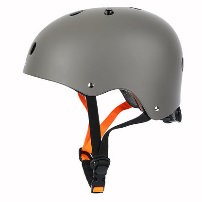 Casco multisport a profilo basso con inserto EPS ammortizzante e cinturino sottogola regolabile