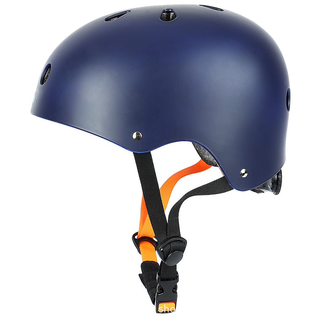 Casco multisport a profilo basso con inserto EPS ammortizzante e cinturino sottogola regolabile