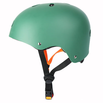 Casco multisport a profilo basso con inserto EPS ammortizzante e cinturino sottogola regolabile