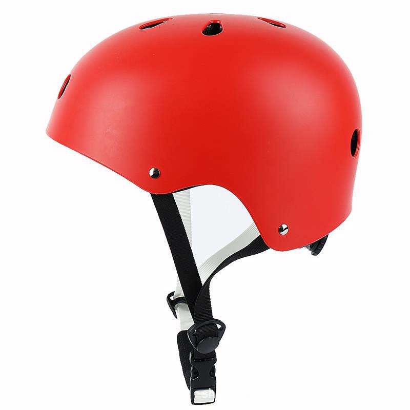 Casco multisport a profilo basso con inserto EPS ammortizzante e cinturino sottogola regolabile