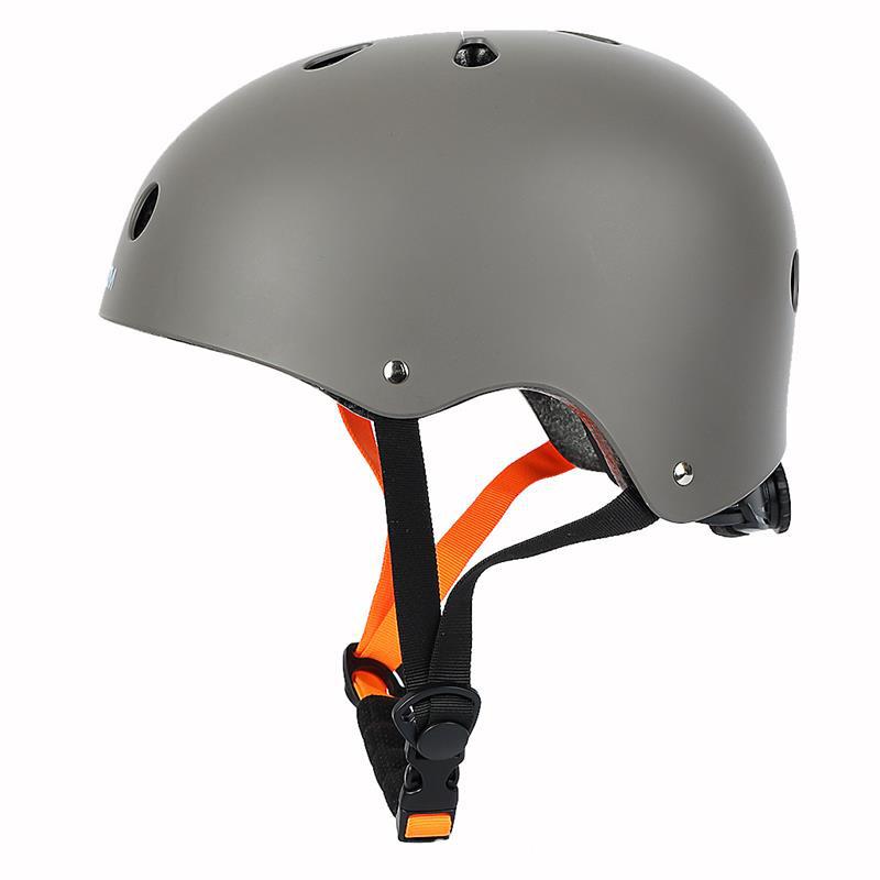 Casco multisport a profilo basso con inserto EPS ammortizzante e cinturino sottogola regolabile