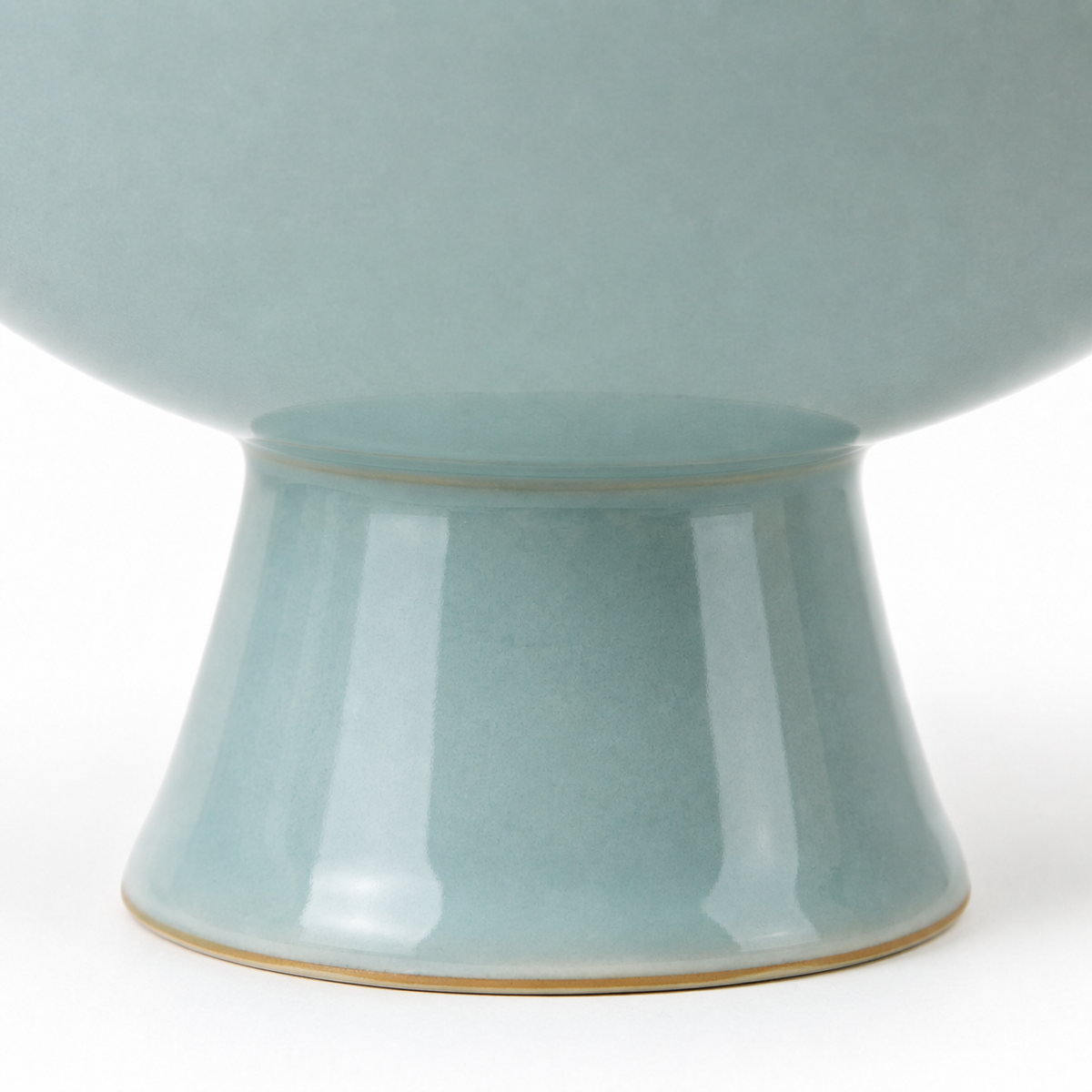 Ciotola su piedistallo azzurro cielo Rassivo 20 cm in ceramica rialzata decorativa