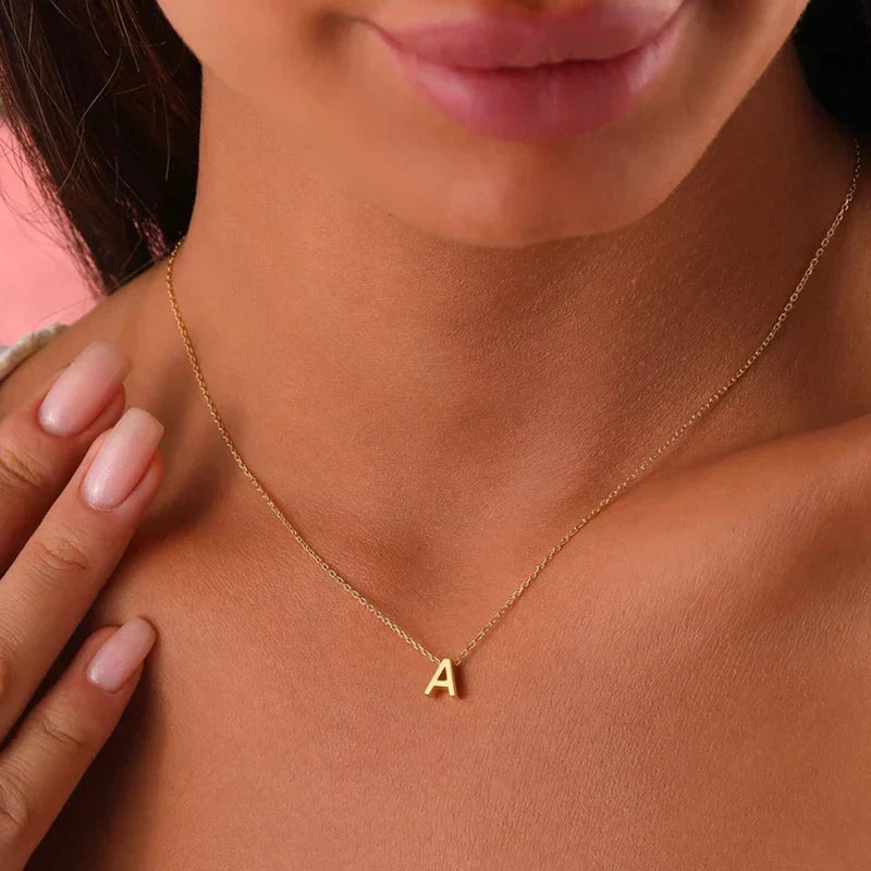 Collana con iniziale minimalista delicata