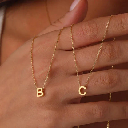 Collana con iniziale minimalista delicata