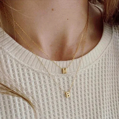 Collana con iniziale minimalista delicata