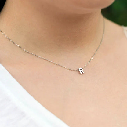 Collana con iniziale minimalista delicata