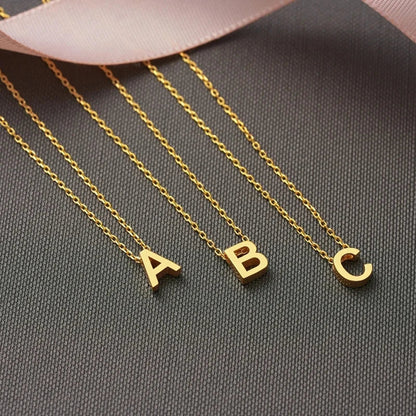 Collana con iniziale minimalista delicata