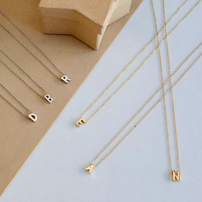 Collana con iniziale minimalista delicata