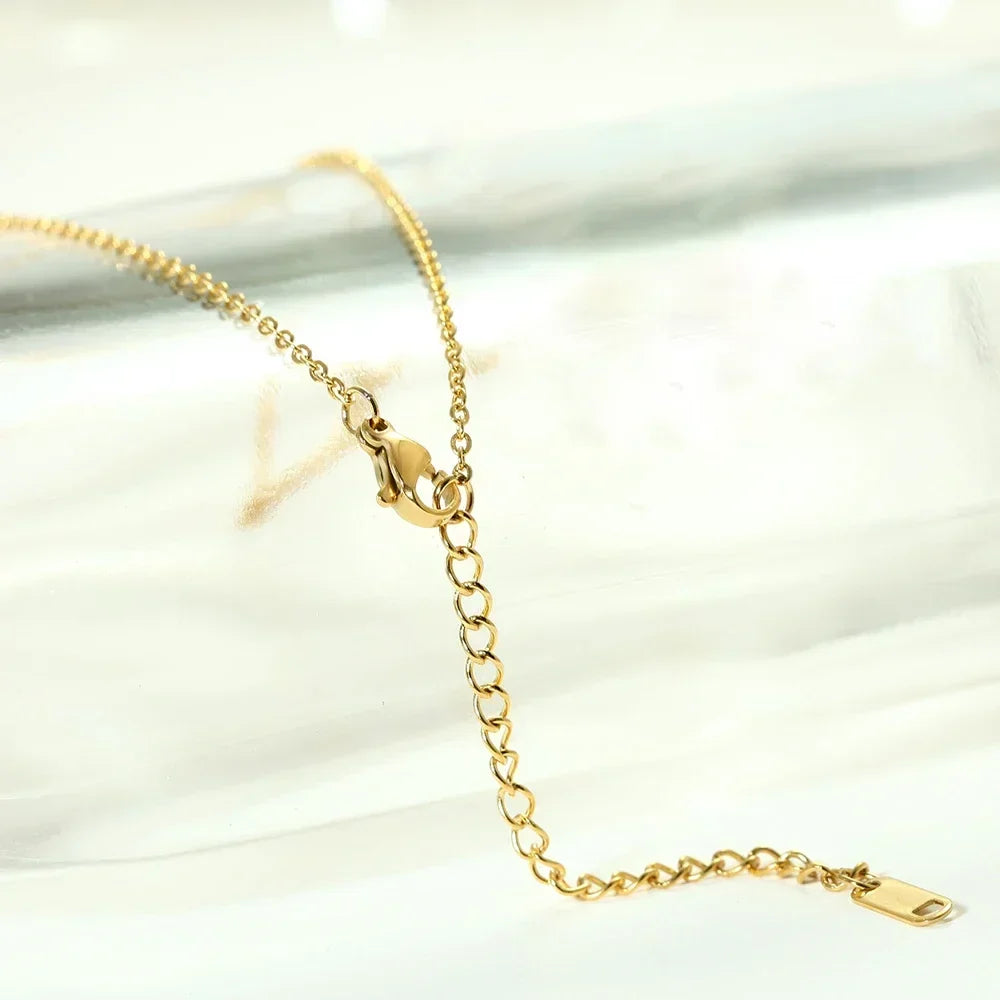Collana con iniziale minimalista delicata