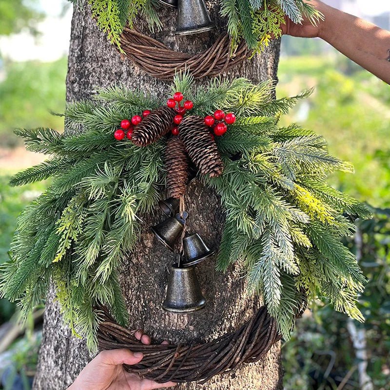 Ghirlanda natalizia boho con campanelle naturali e dettagli in legno