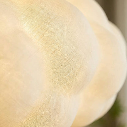 Lampada a sospensione Ardora in tessuto dalla forma scultorea per interni