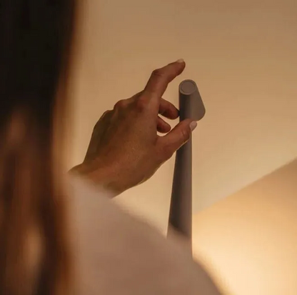 Lampada da tavolo wireless LED design nordico minimalista