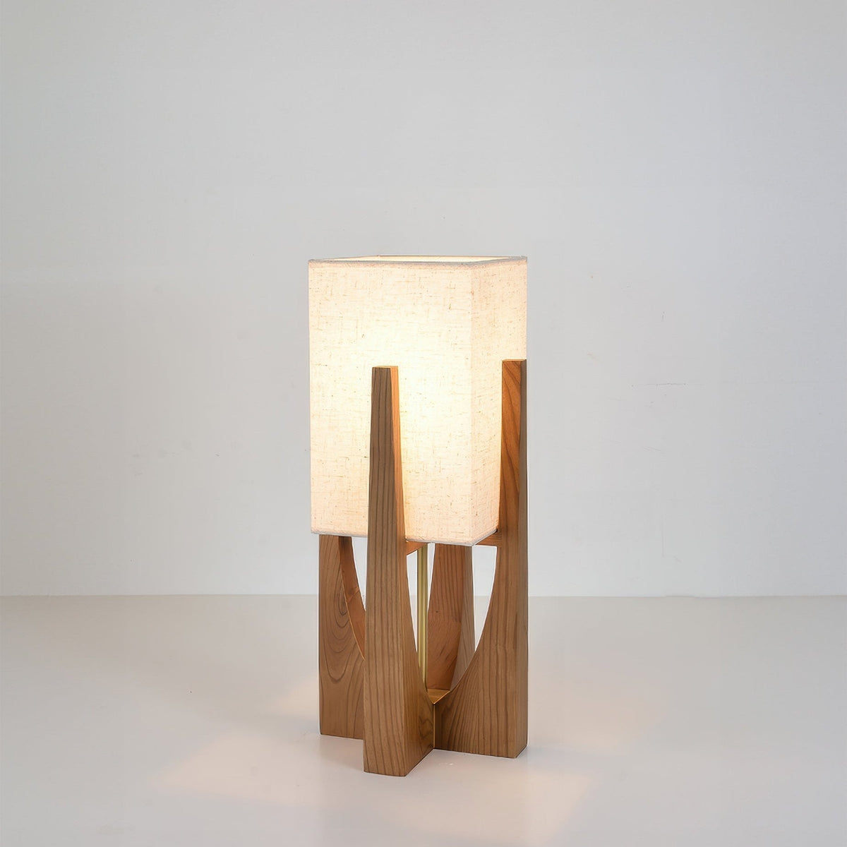 Lampada da terra Wabi Sabi con paralume in tessuto e base in legno per soggiorno