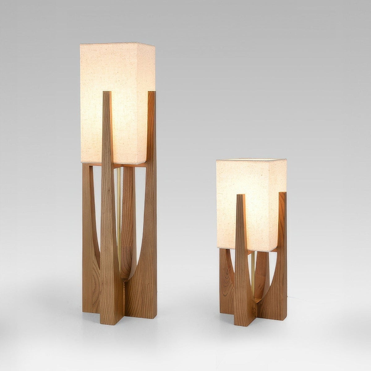 Lampada da terra Wabi Sabi con paralume in tessuto e base in legno per soggiorno