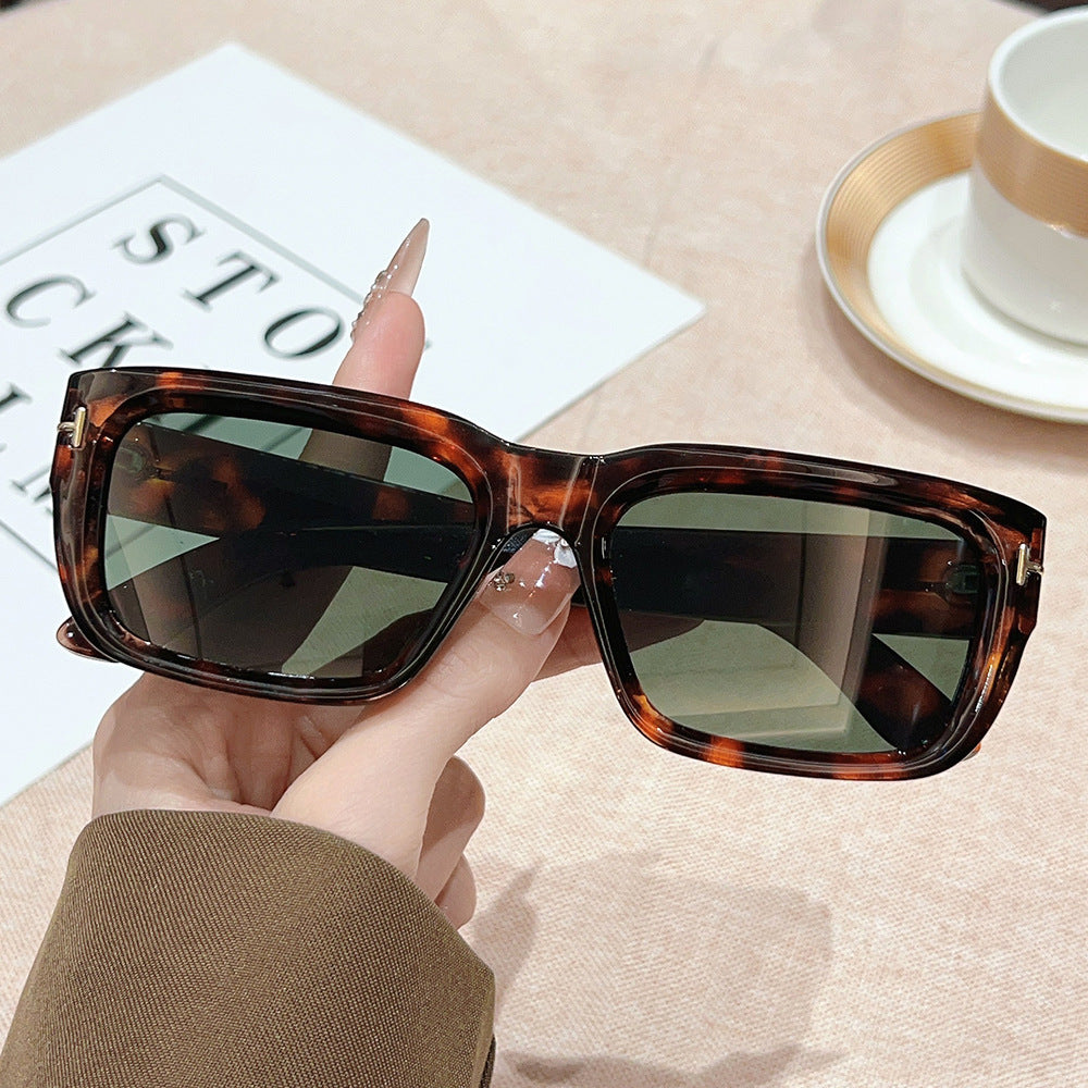 Occhiali da sole oversize alla moda